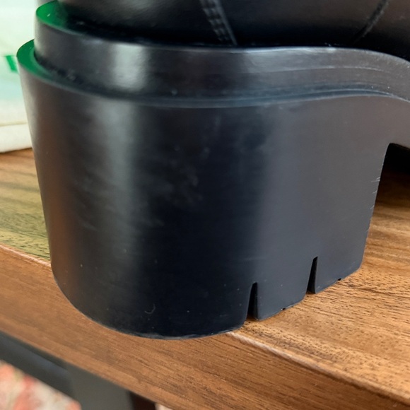 Authentic Bottega Veneta Black Leather Lug Chelsea Boots - Picture 11 of 16